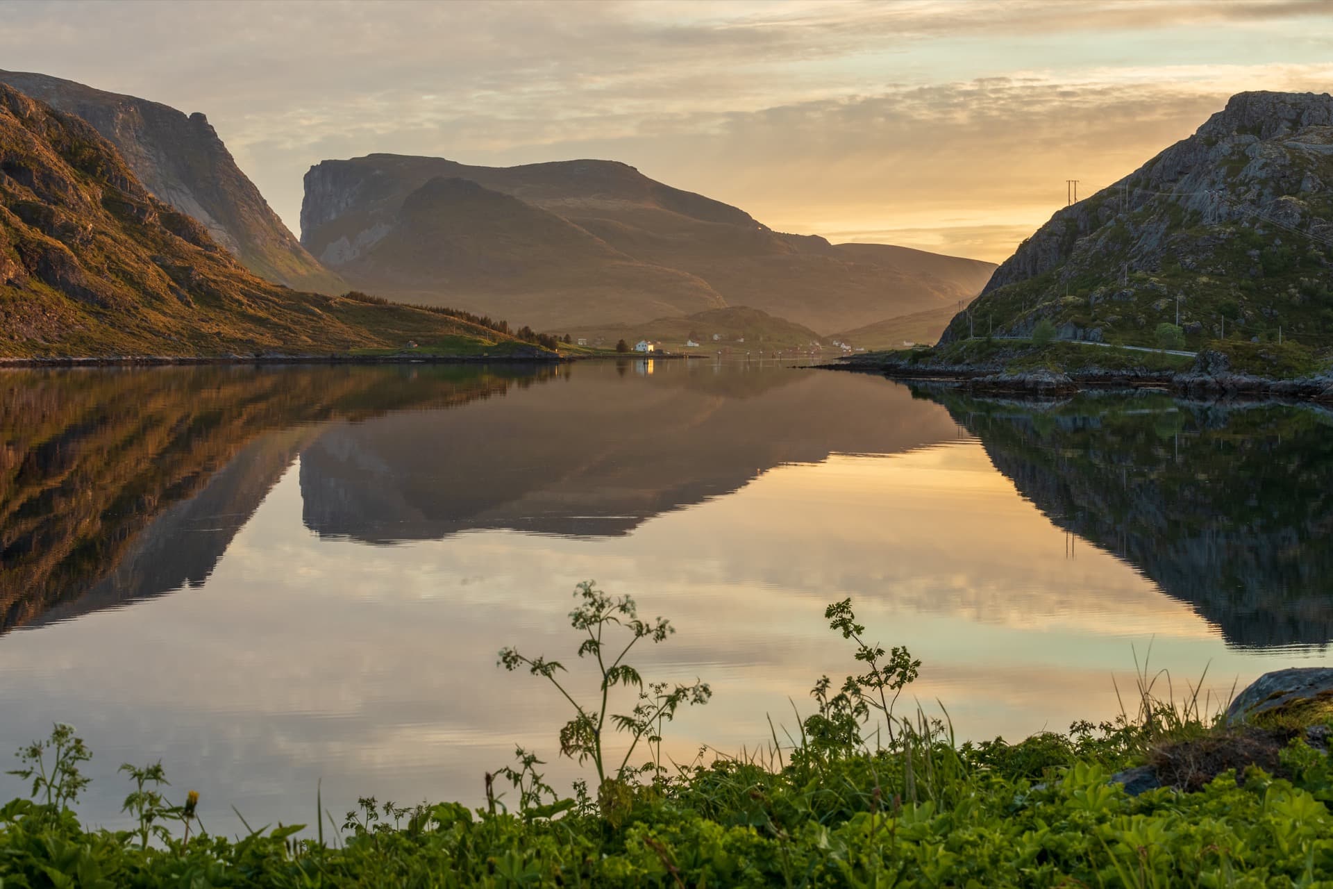 Midnattssolspeiling i Kåkersundet med Ryten og Middagstinden i Flakstad