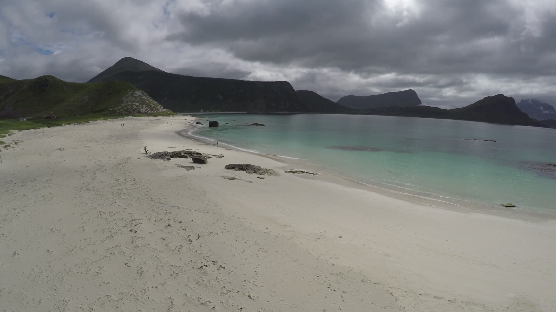 Midnattssol over norsk kystlandskap