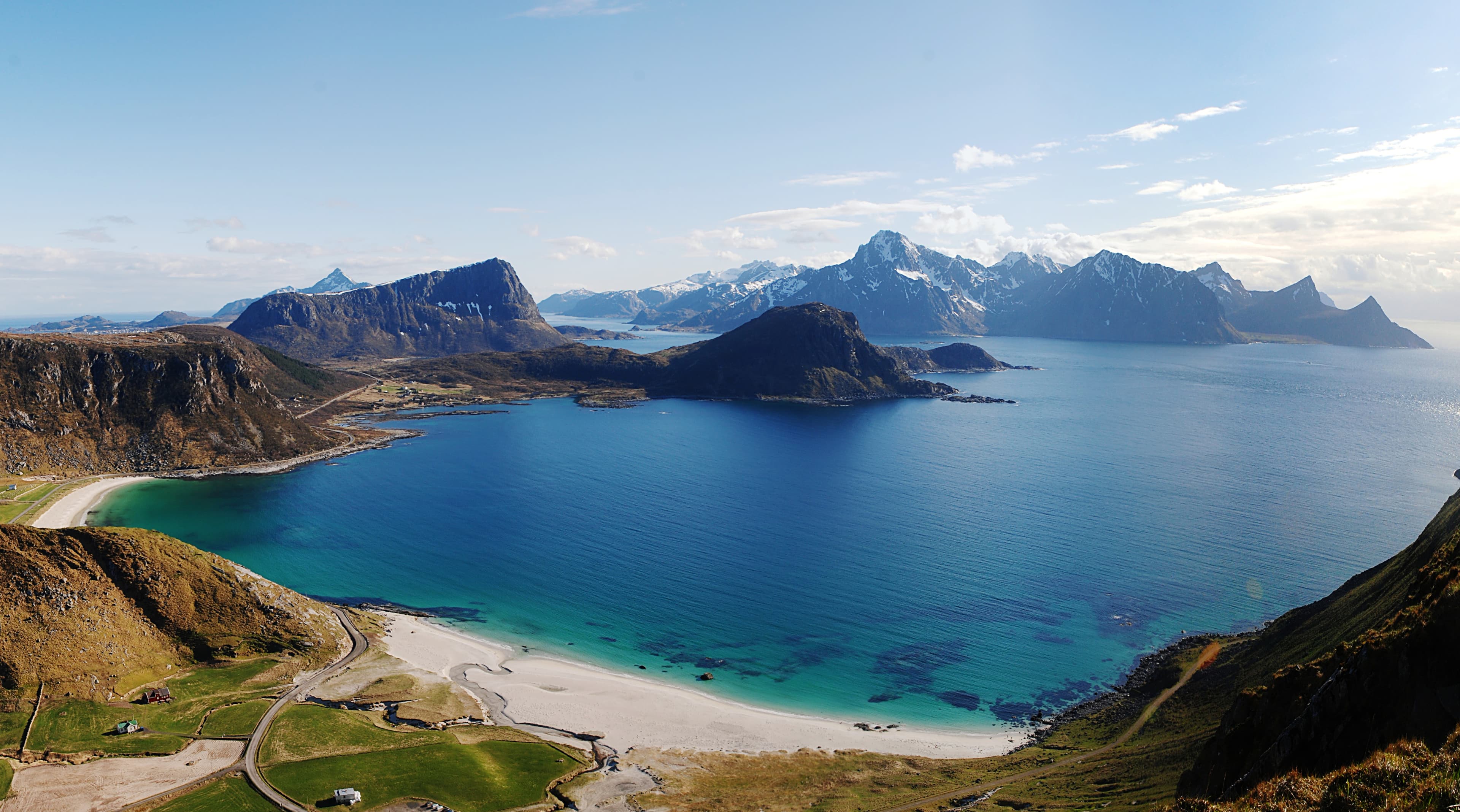 Hauklandstranda i Lofoten med turkist vann og fjell