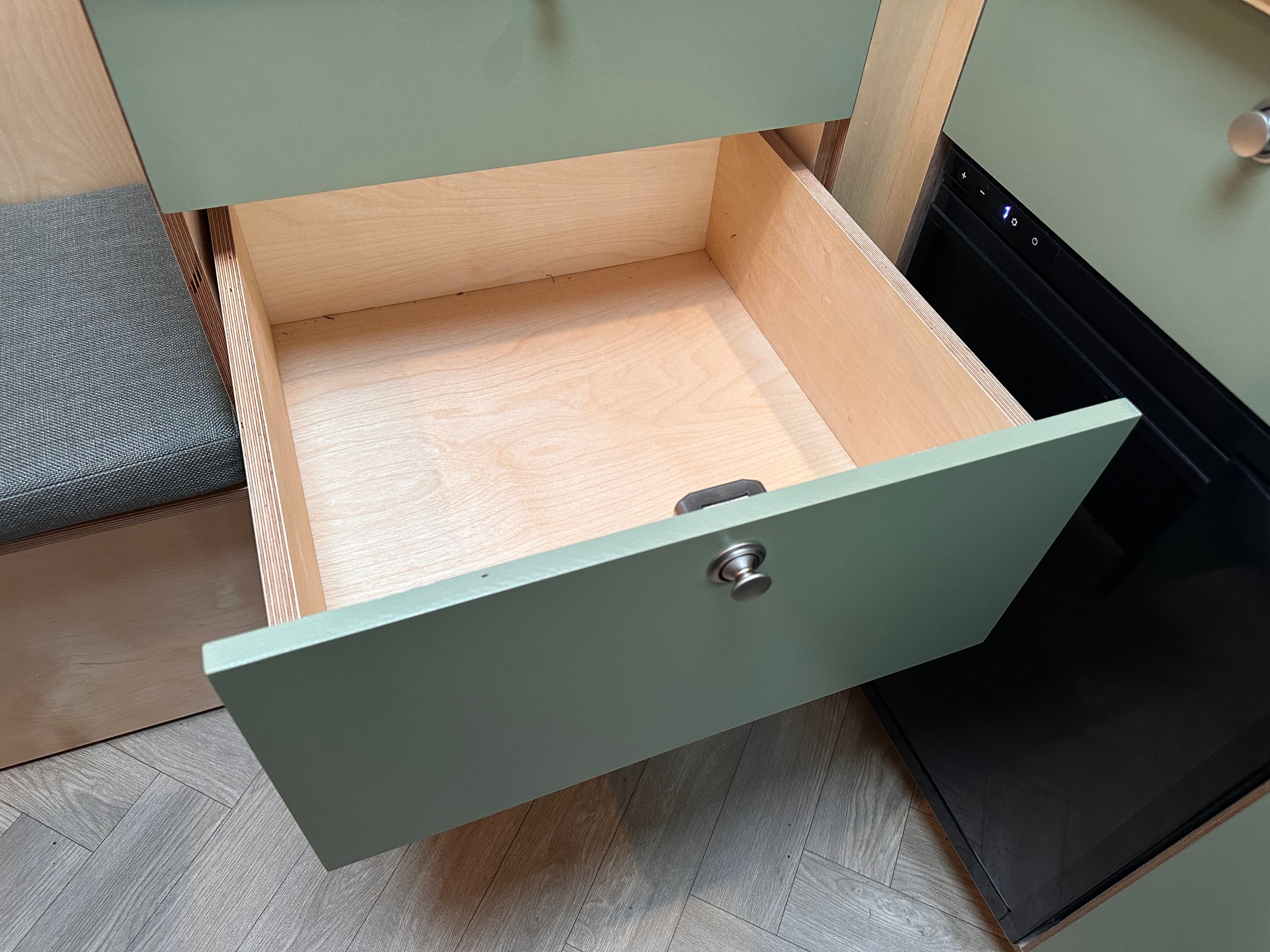 Campervan kjøkkenskuff med bestikk og utstyr