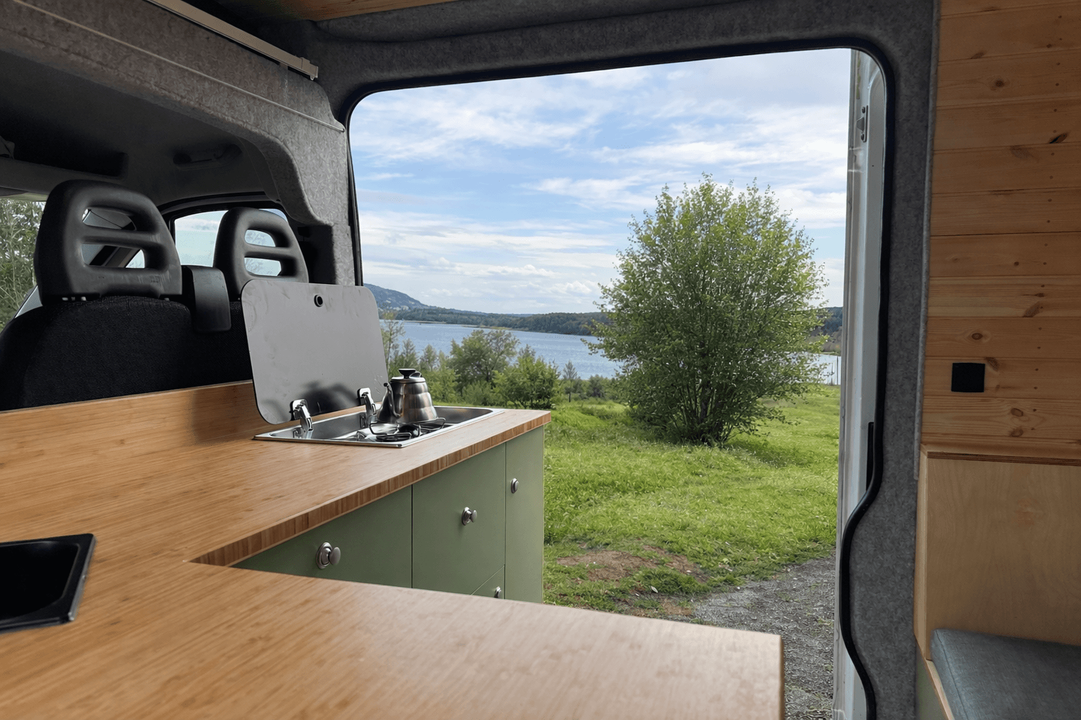 Campervan-Küche mit Aussicht