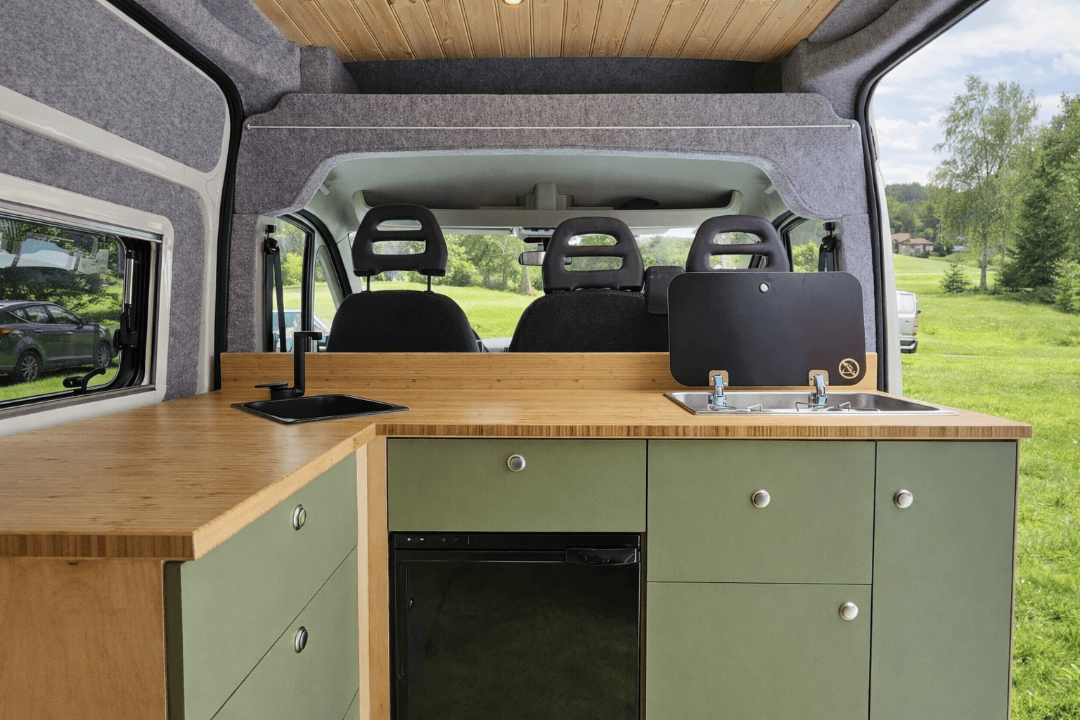 Voll ausgestattete Küche – Zwei Gasbrenner, Spüle und eine großzügige Arbeitsfläche.